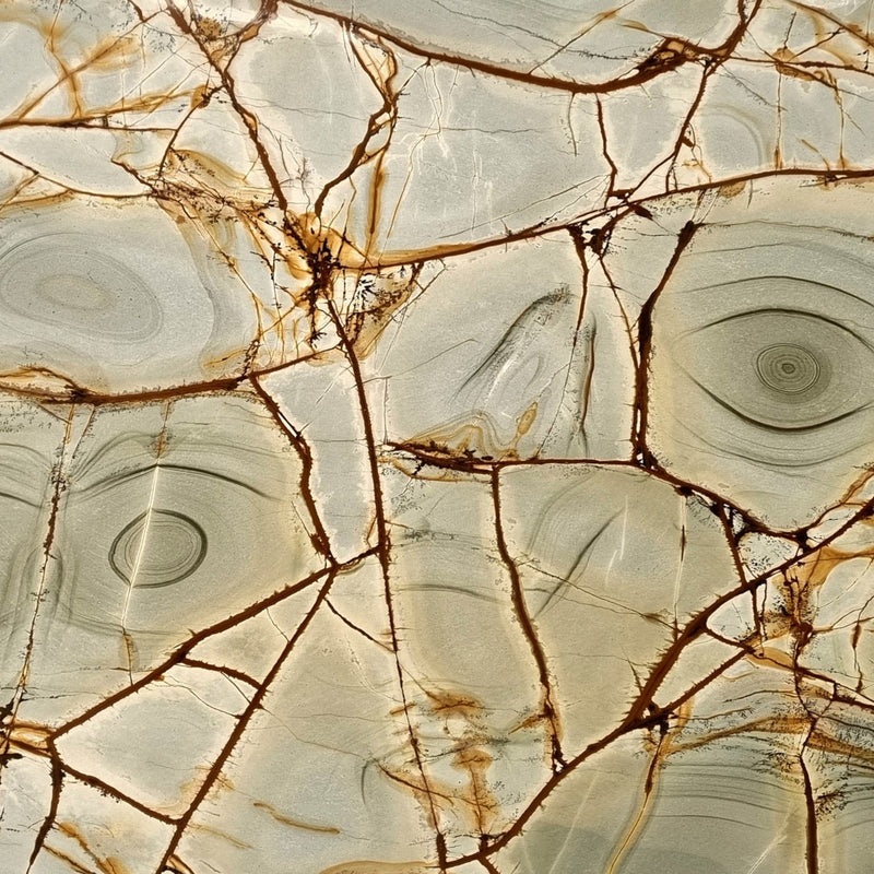 Blue Roma Quarzit – Hochwertiger Naturstein mit blauer, goldener und beiger Maserung, perfekt für luxuriöse Innenraumgestaltung.







