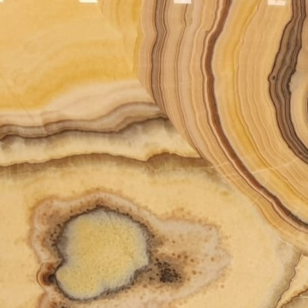 Horizon Onyx – Hochwertiger, transluzenter Naturstein mit einzigartiger Maserung, ideal für luxuriöse Innenraumgestaltung.

