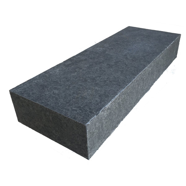 Basalt Blockstufe 15x35x100 cm anthrazit – Allseitig gesägt und geflammt für elegante und robuste Treppenlösungen im Außenbereich