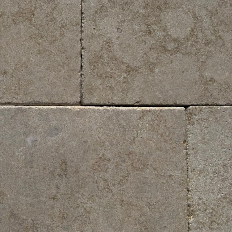 Gelb-beige Kalkstein Terrassenplatte mit Castlefinish und groben Kanten – Robuste Natursteinfliese für elegante Terrassengestaltung im Außenbereich