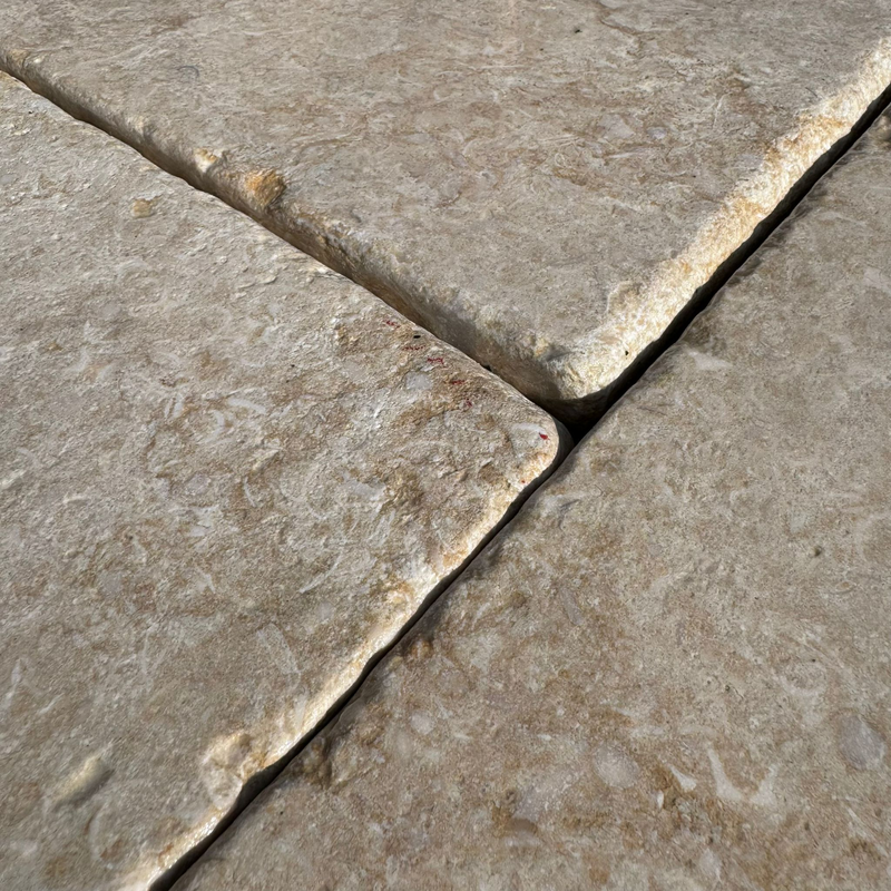 Gelb-beige Kalkstein Terrassenplatte mit Castlefinish und groben Kanten – Robuste Natursteinfliese für elegante Terrassengestaltung im Außenbereich