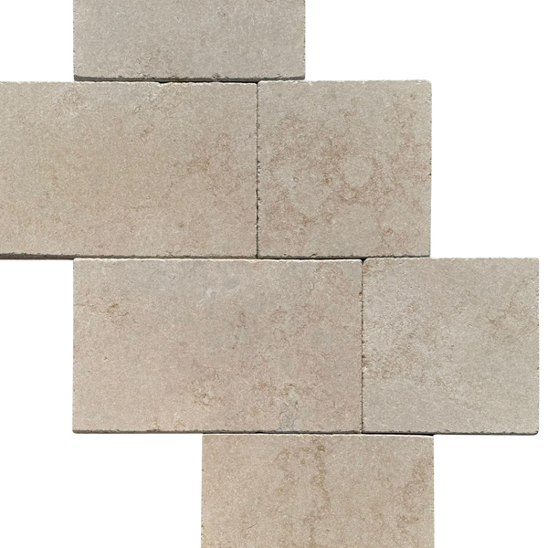 Gelb-beige Kalkstein Terrassenplatte mit Castlefinish und groben Kanten – Robuste Natursteinfliese für elegante Terrassengestaltung im Außenbereich