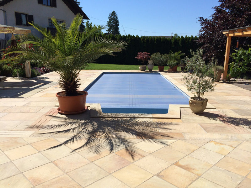 Terrassenplatten rot-braun-bunt, spaltrau und handbekantet für Außenbereiche