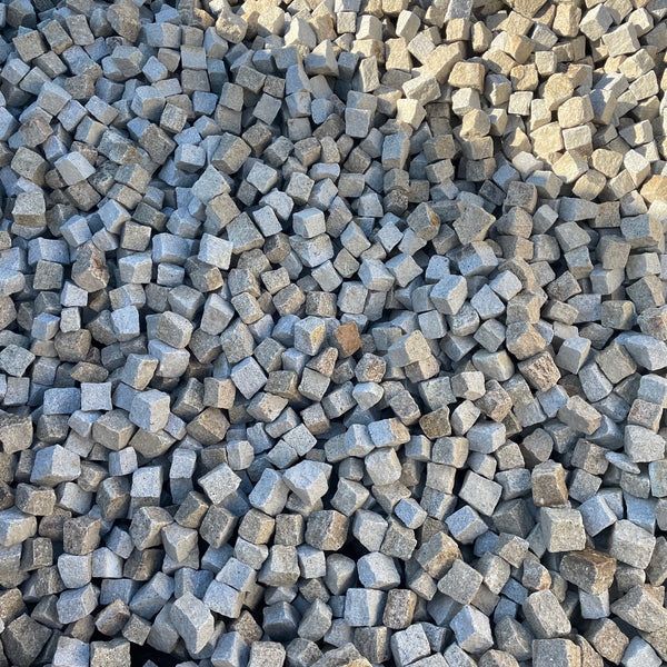 Naturstein Tilmes – Neues Granit Mosaikpflaster gelb-grau 4-6 cm: Allseitig gespalten, langlebig und pflegeleicht, ideal für Wege und Plätze, lose oder im BigBag.