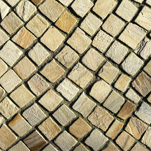 Naturstein Tilmes – Neues Quarzit Mosaikpflaster gelb-bunt 4-6 cm: Spaltrau, langlebig, ideal für Wege und Plätze, robust und pflegeleicht, geliefert im BigBag.