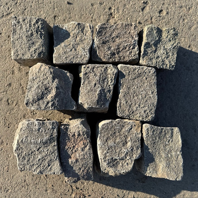 Naturstein Tilmes – Neues Bernburger Mosaikpflaster 4-6 cm: Robustes Kalksteinpflaster, allseitig gespalten, grau, ideal für Wege, Plätze und Einfahrten.